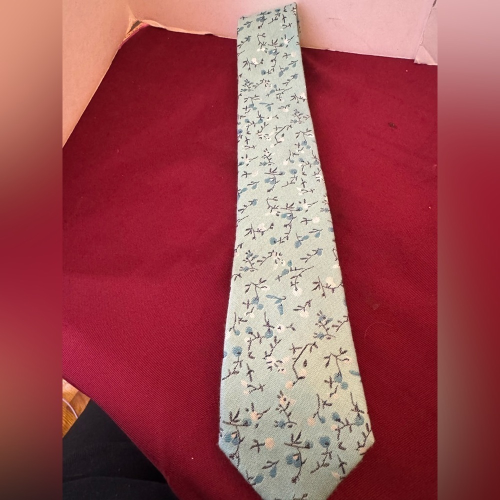 Men’s Blue Floral Neck Tie By Trendz On EUC 100% Cotton
